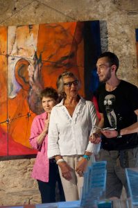 Mary Arnold en charge de l'organisation de l'exposition pour Vouvant village de peintres avec Hélène Prost Dominioni et César Dominioni commissaire de l'exposition.