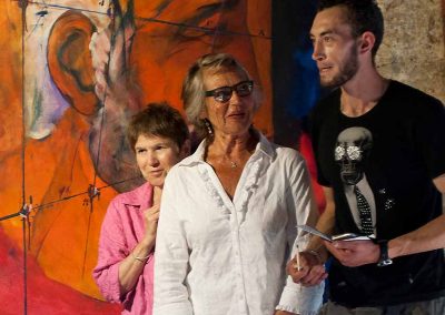 Mary Arnold en charge de l'organisation de l'exposition pour Vouvant village de peintres avec Hélène Prost Dominioni et César Dominioni commissaire de l'exposition.